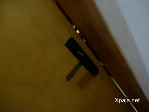 GRABA A SU AMIGA EN EL BAÑO