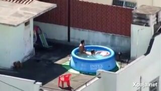 Grabado cogiendo una gorda en una piscina casera